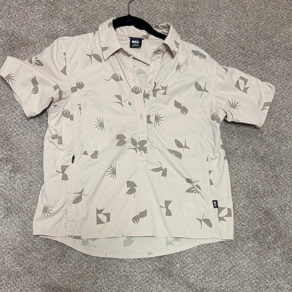 REI Light Beige Short-Sleeve Button-Down Shirt with Taupe Print